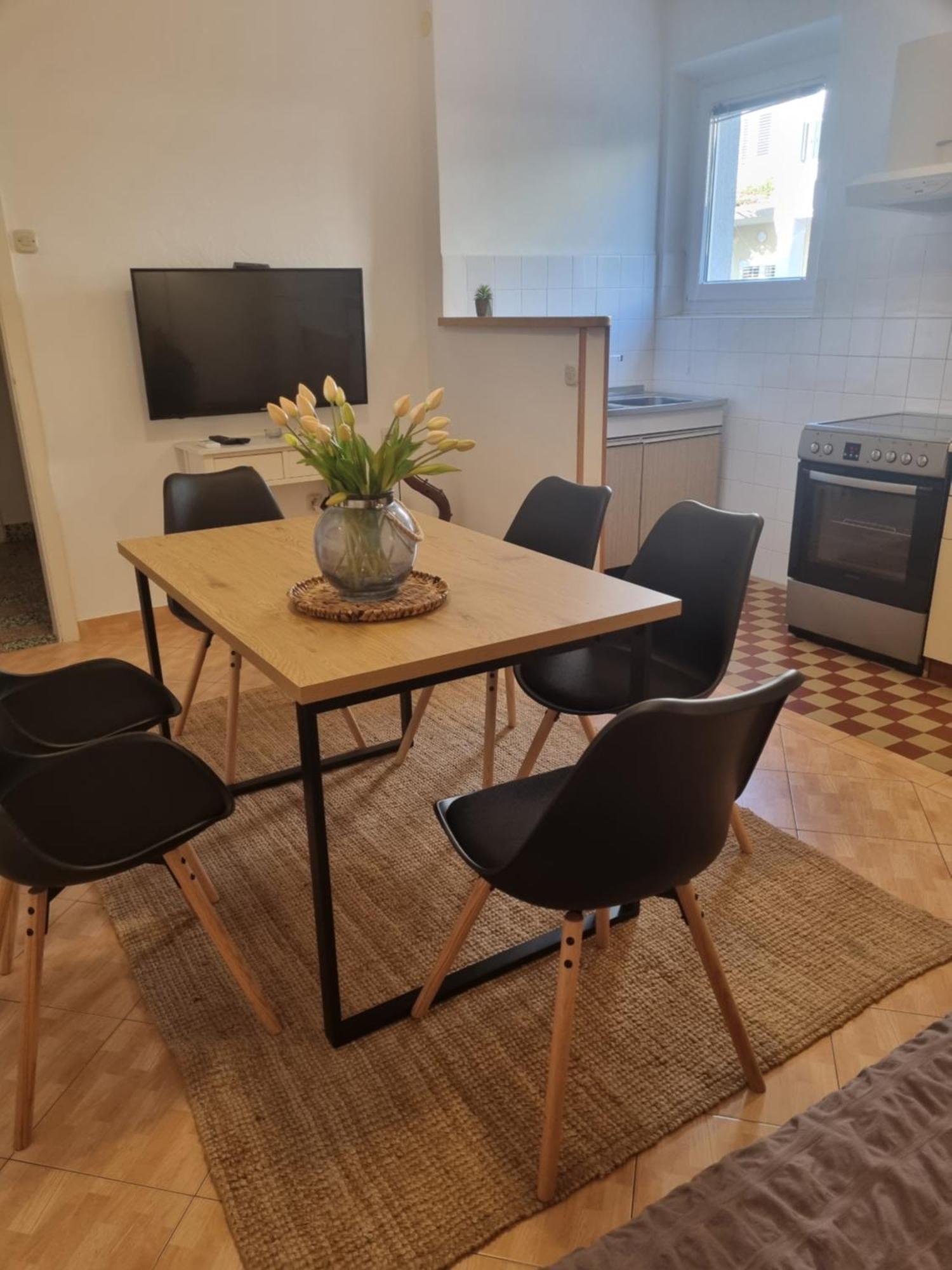 Apartment Ema Near Beach Makarska