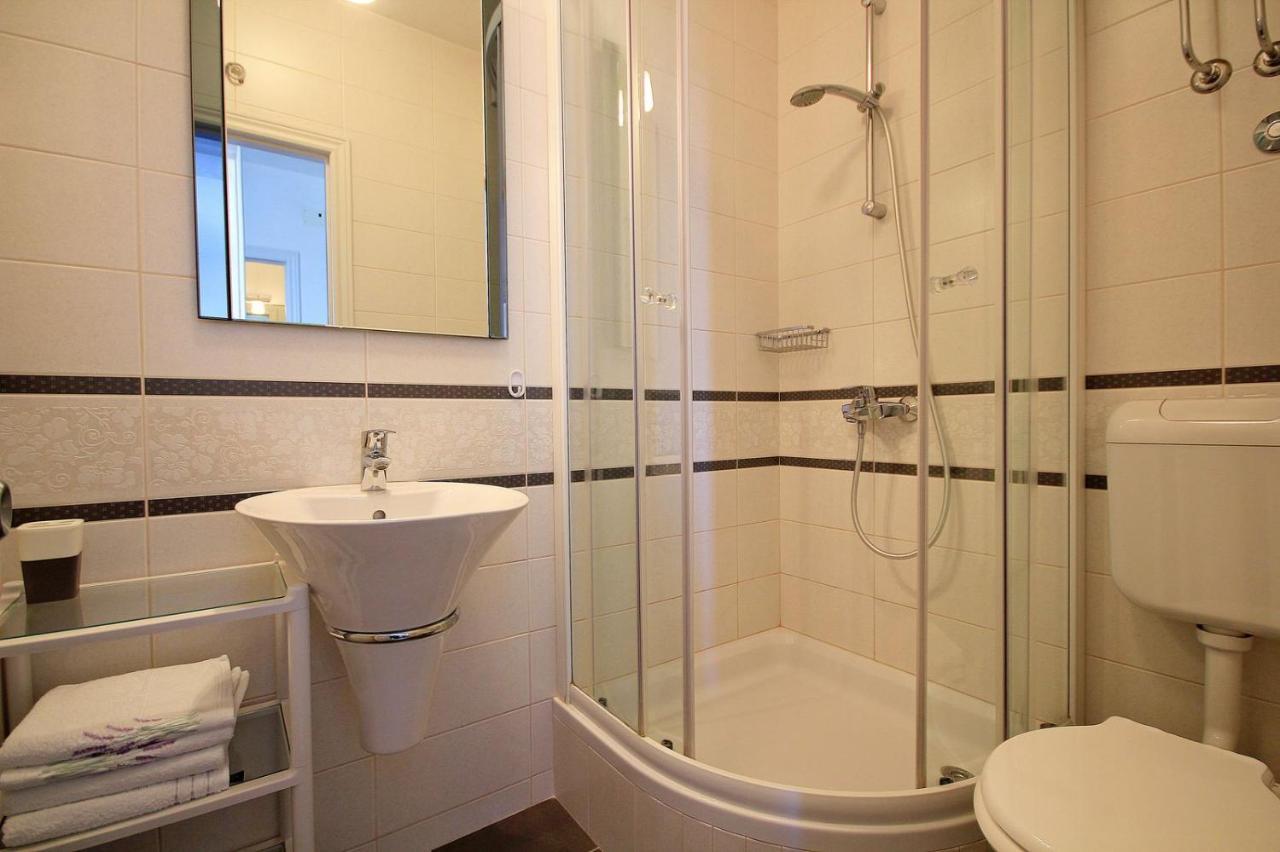 Apartment Ema Near Beach Makarska