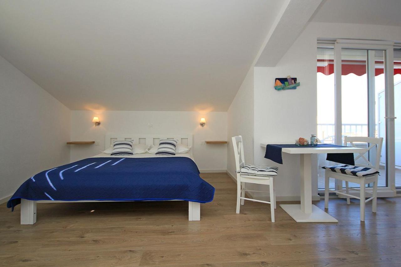 Ema Near Beach Apartment Makarska