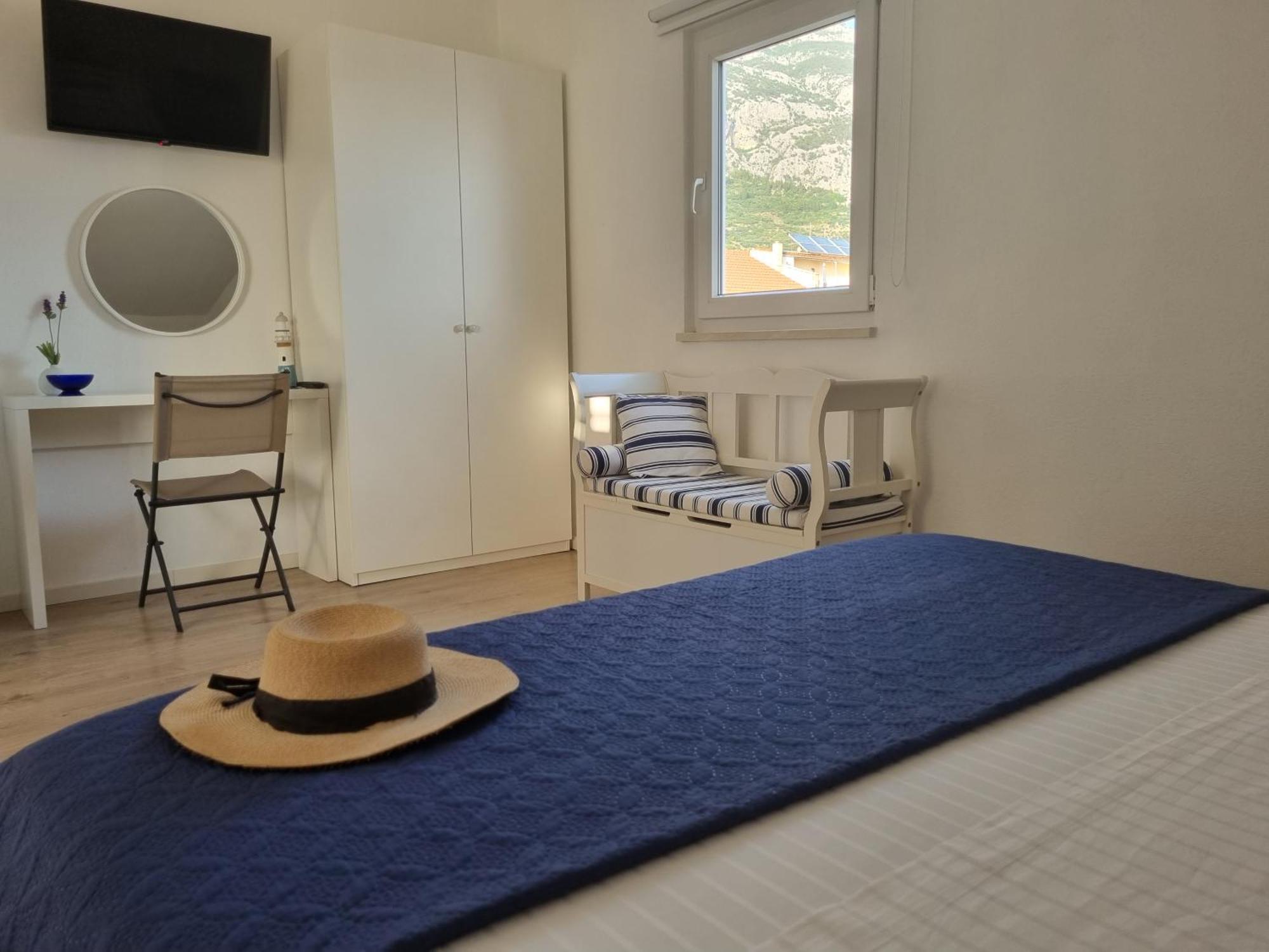 Ema Near Beach * Makarska